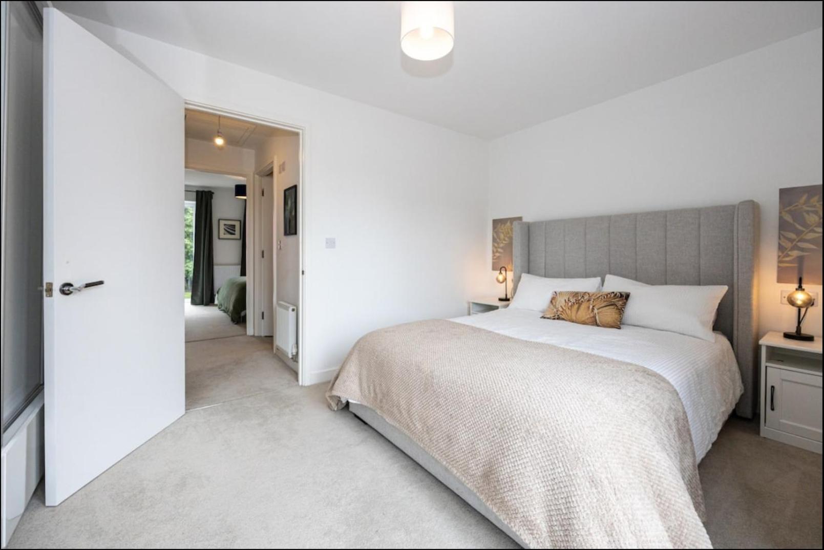 Elegance Retreat - 2 Bed Holiday Home With Parking — Photos 2