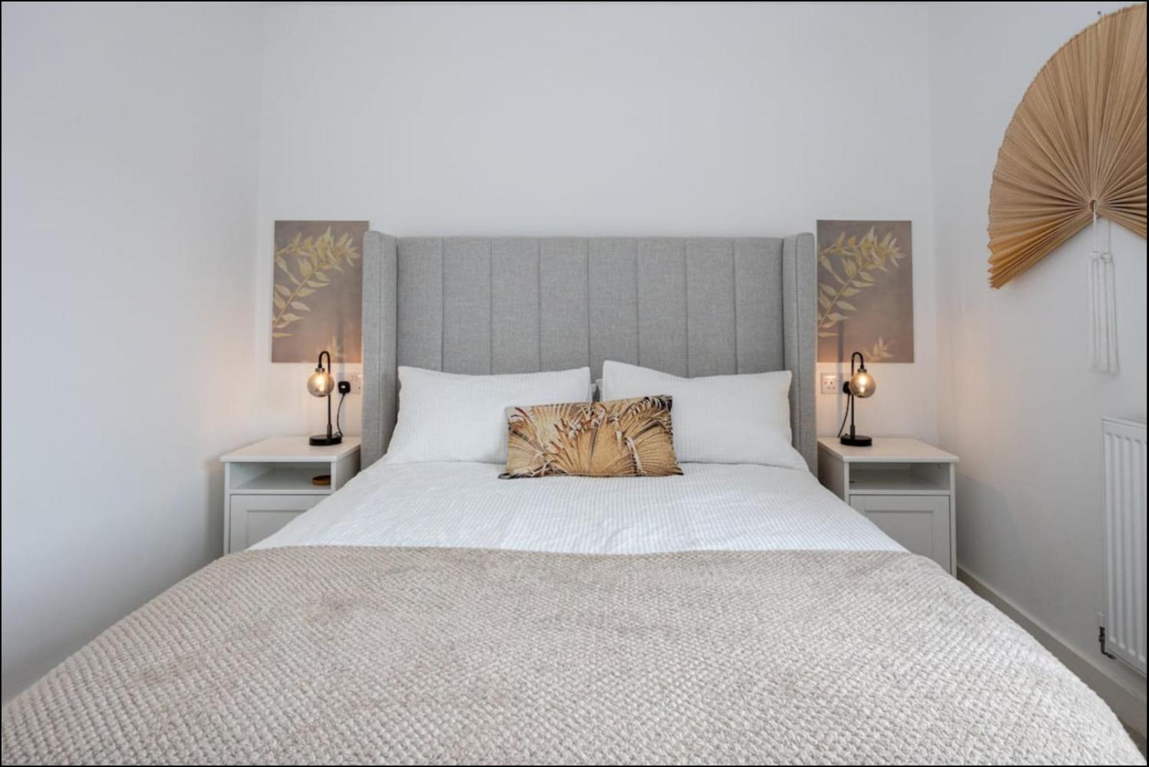 Elegance Retreat - 2 Bed Holiday Home With Parking — Photos 3